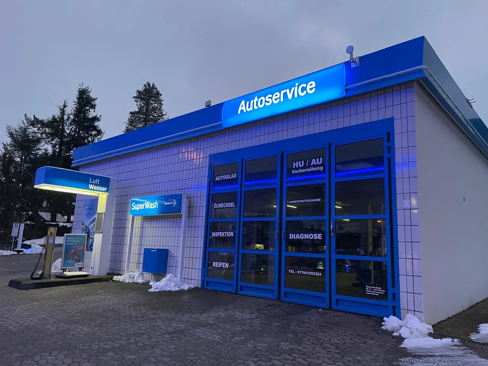 Rayan Autoservice Mayen: Werkstattgebäude mit blauer Fassade