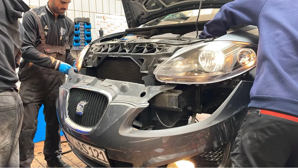 Arbeiten an einem Fahrzeug in der Werkstatt in Mayen